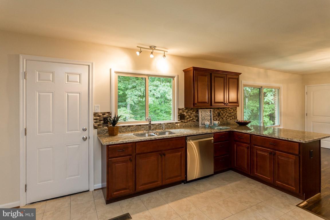 373 Cropp Road Fredericksburg, VA 22406 - Photo 4 of 30 Kitchen with granite & tile backsplash