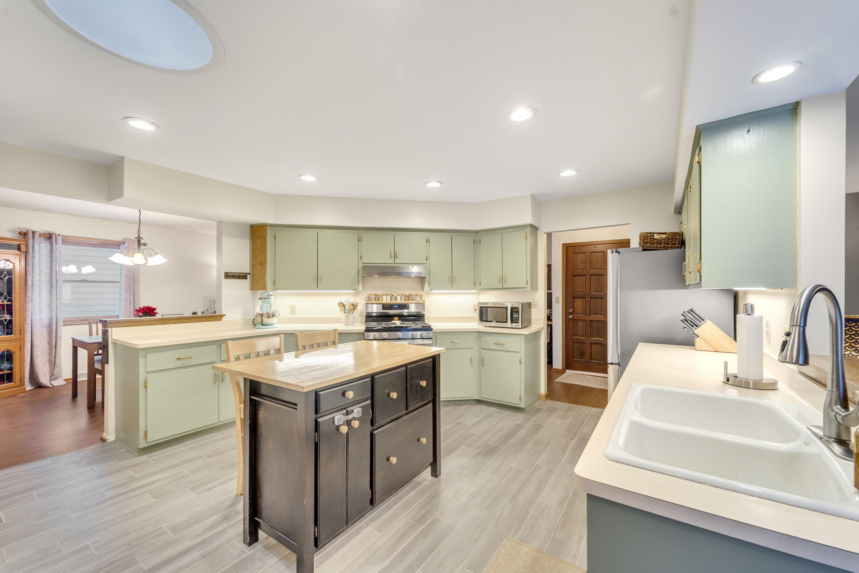 7230 South 38th Street Franklin, WI 53132 - Photo 6 of 17 Kitchen (2)