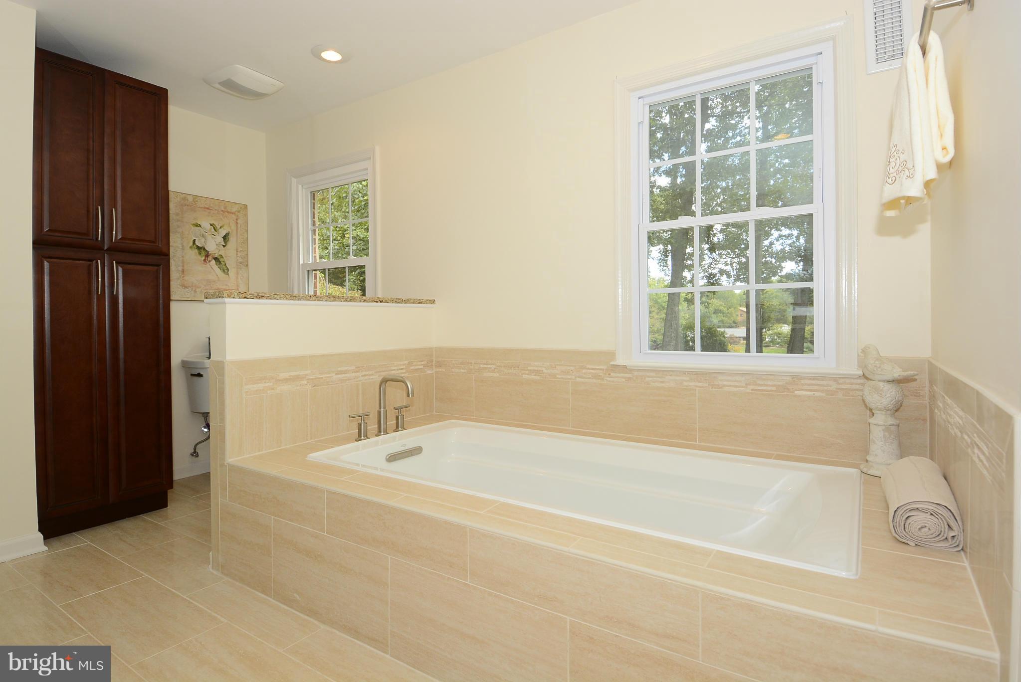 3118 Hunt Road Oakton, VA 22124 - Photo 13 of 30 Elegant 6 Foot Long Soaking Tub