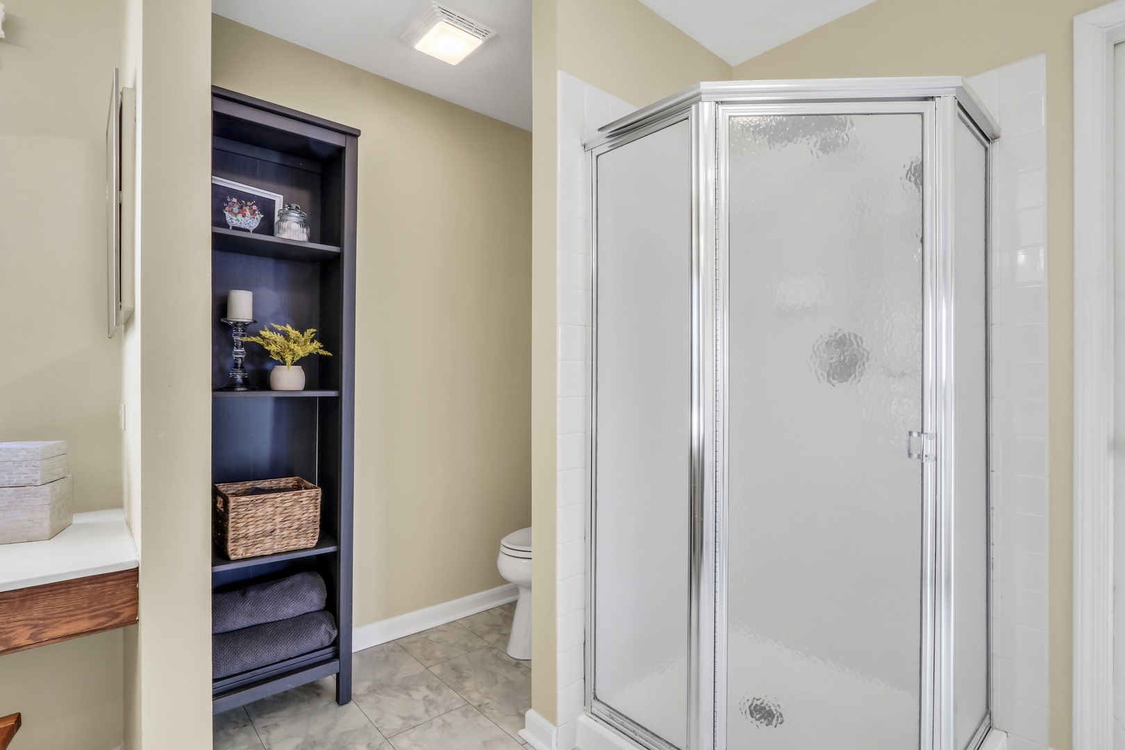 269 Braxton Way Grayslake, IL 60030 - Photo 22 of 38 a bathroom with a bathtub and a toilet
