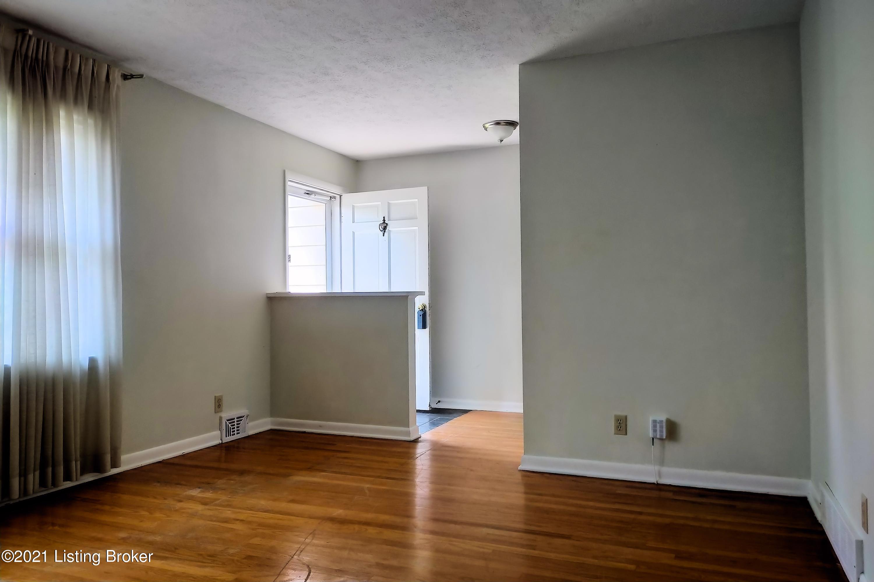 6503 Ridge Cliff Road Louisville, KY 40228 - Photo 10 of 55 Living_Rm3