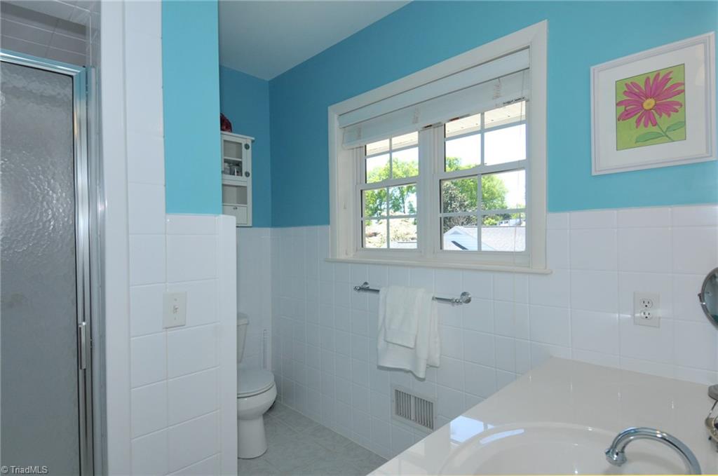 970 Arbor Road Winston-Salem, NC 27104 - Photo 17 of 28 En suite bathroom