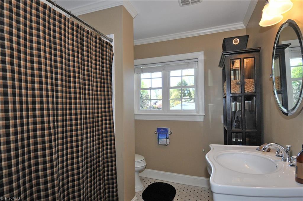 970 Arbor Road Winston-Salem, NC 27104 - Photo 20 of 28 En suite bathroom