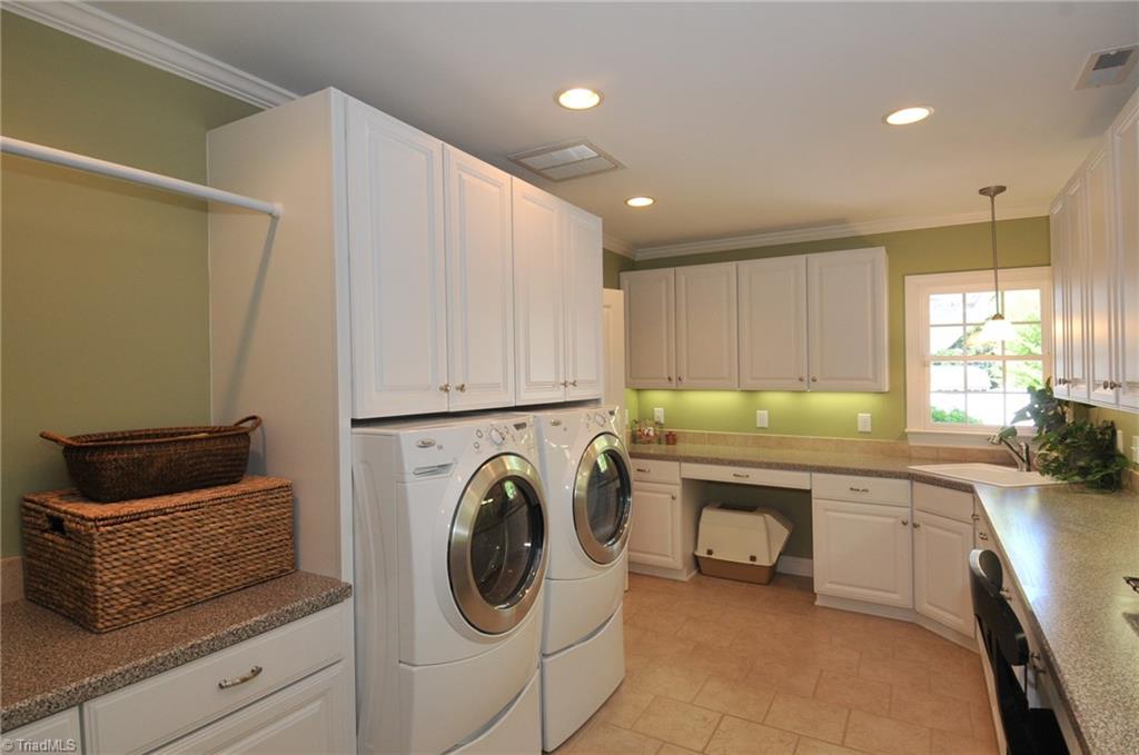 970 Arbor Road Winston-Salem, NC 27104 - Photo 10 of 28 Main level laundry room