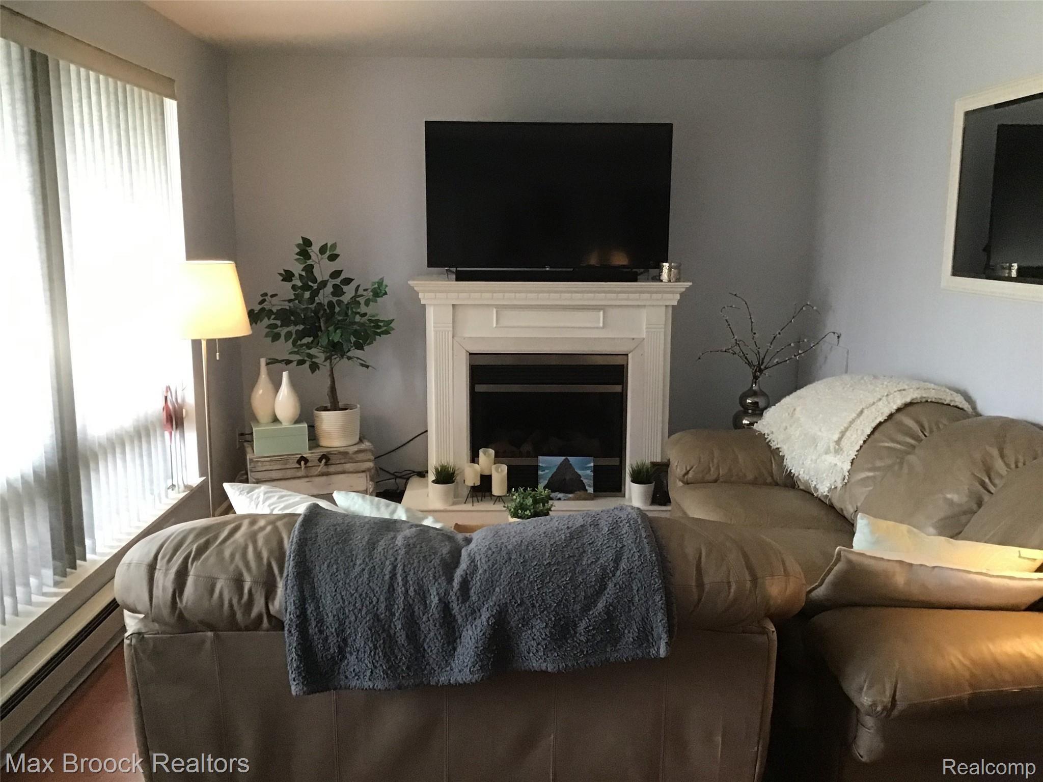 4345 Crooks Road, Unit 3 Royal Oak, MI 48073 - Photo 3 of 13 IMG_0007.jpg
