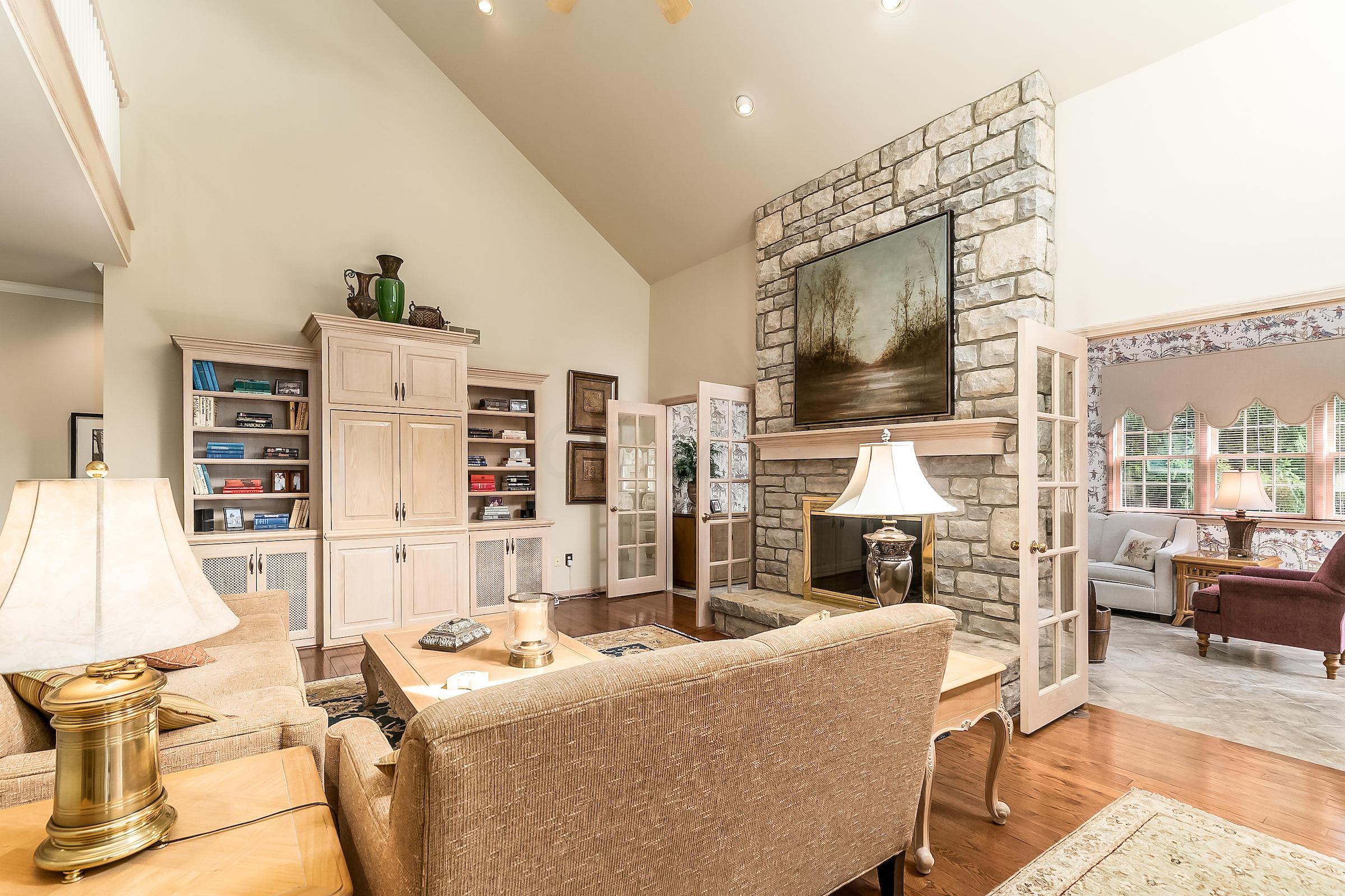 2757 Wickliffe Road Columbus, OH 43221 - Photo 4 of 35
