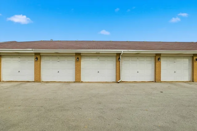 $195,000 | 4223 West 76th Street, Unit 204, Chicago, IL 60652