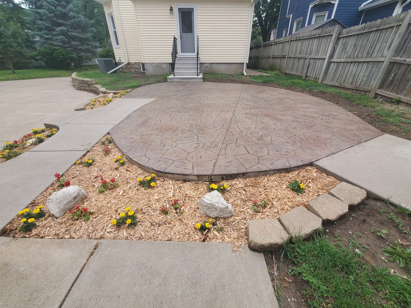 712 3rd Street Moline, IL 61265 - Photo 6 of 29 an outdoor view with garden