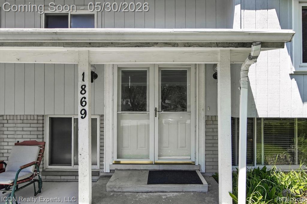 1869 Middle Trail Road Walled Lake, MI 48390 - Photo 6 of 46