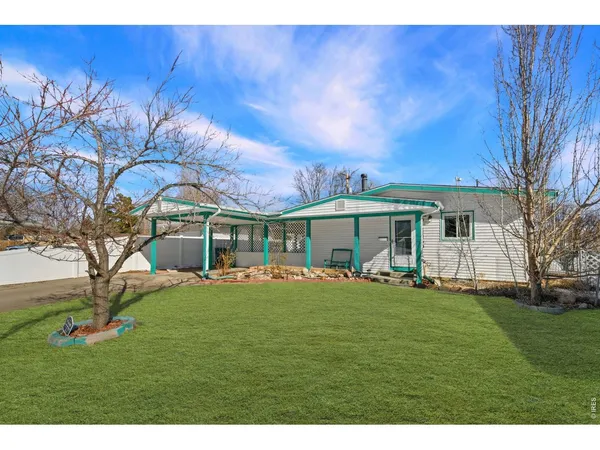 a front view of house with yard