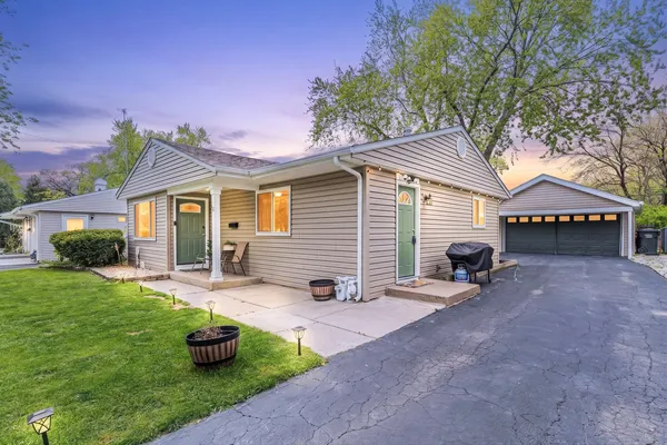 $294,900 | 52 Sparrow Road, Carpentersville, IL 60110