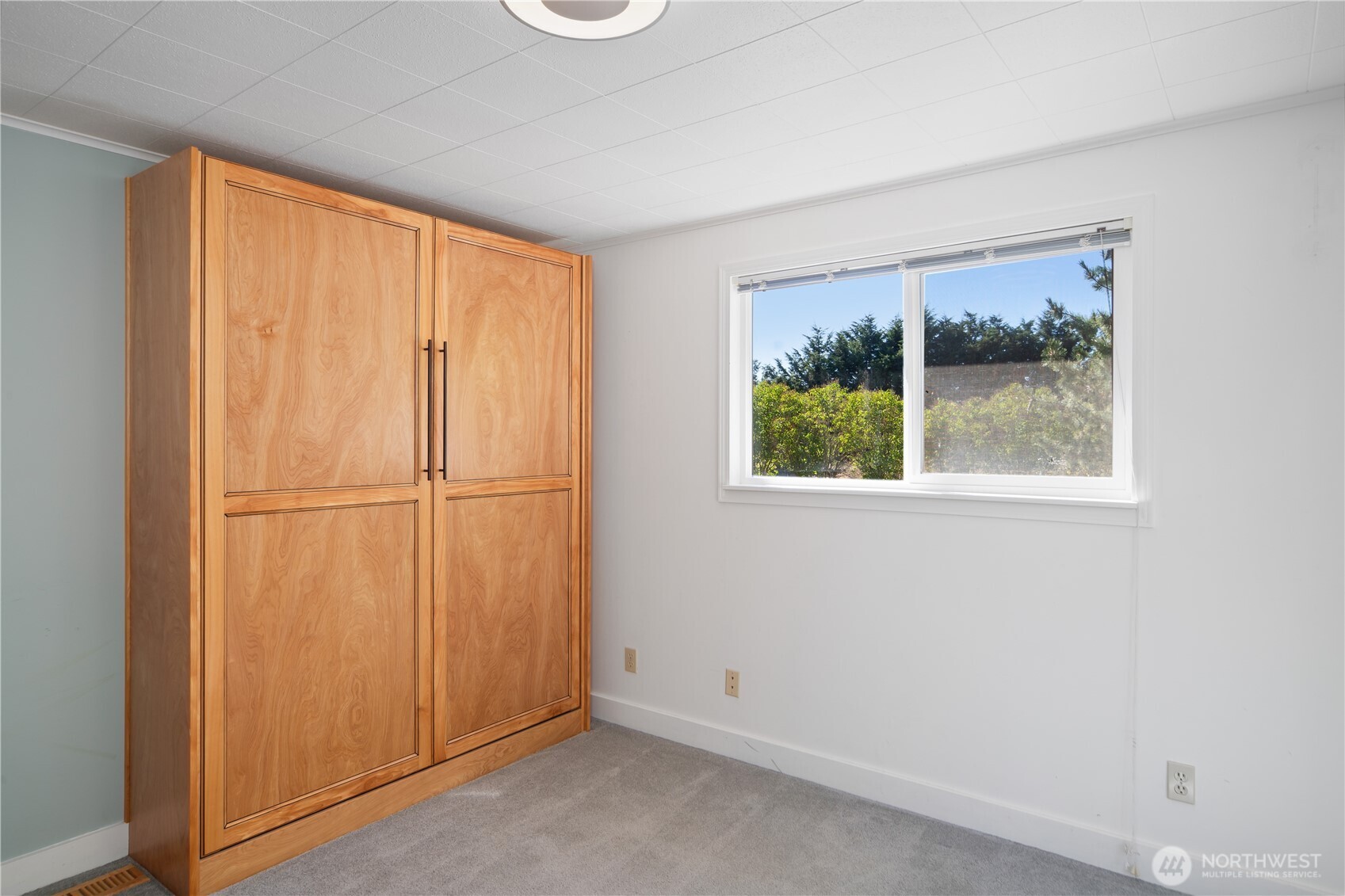 245 Gupster Road Sequim, WA 98382 - Photo 21 of 40 an empty room with a window