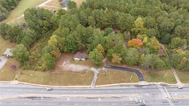 a view of a yard dinning table and chairs