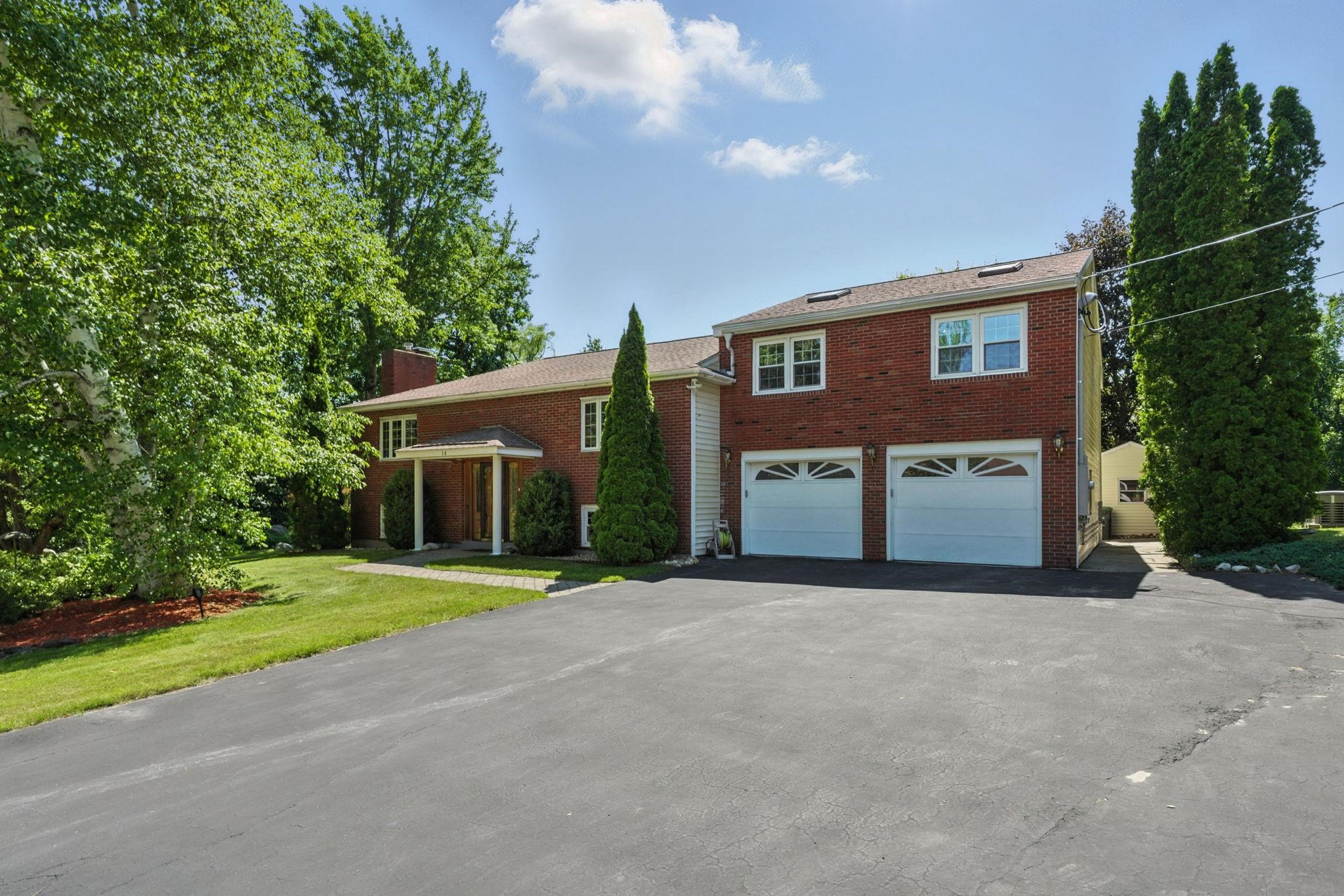 14 Johns Drive Hooksett, NH 03106 - Photo 1 of 51