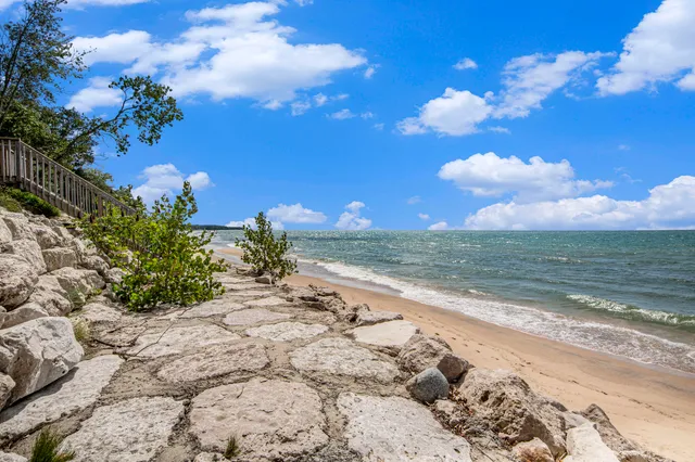 $2,450,000 | 2578 Lakeshore Drive, Fennville, MI 49408