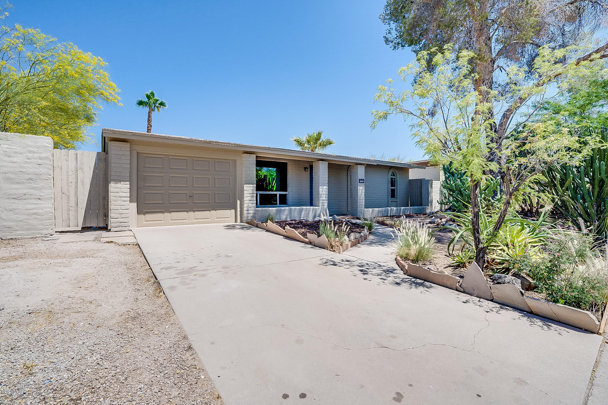 6048 North Oracle Jaynes Station Road Tucson, AZ 85741 - Photo 1 of 39 Gallery Image 1