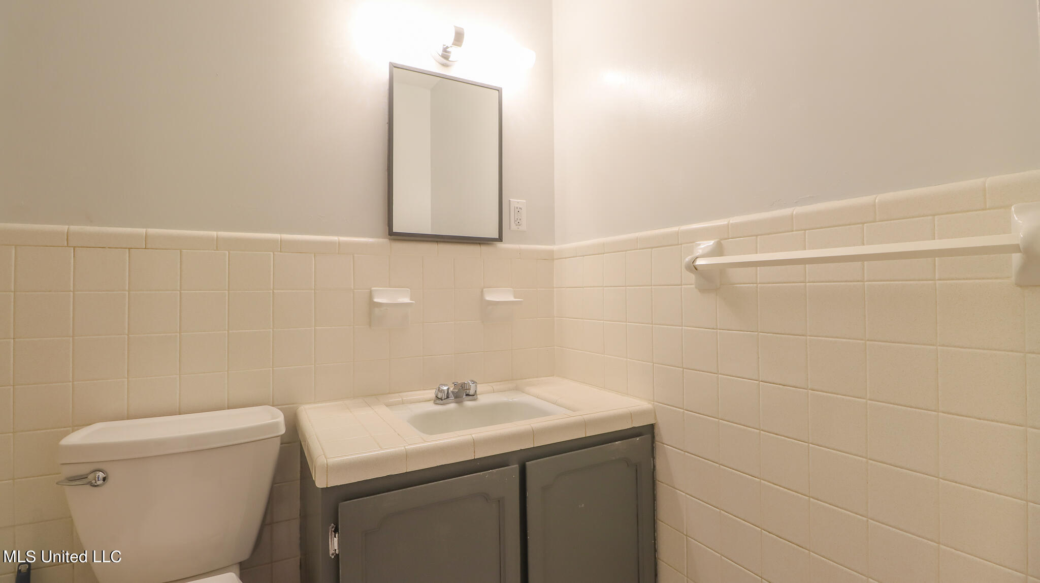 2233 Old Popp's Ferry Road Biloxi, MS 39532 - Photo 15 of 20 Hall Bath
