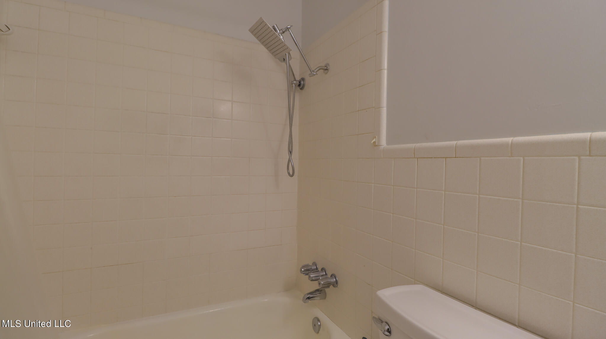 2233 Old Popp's Ferry Road Biloxi, MS 39532 - Photo 16 of 20 Hall Bath