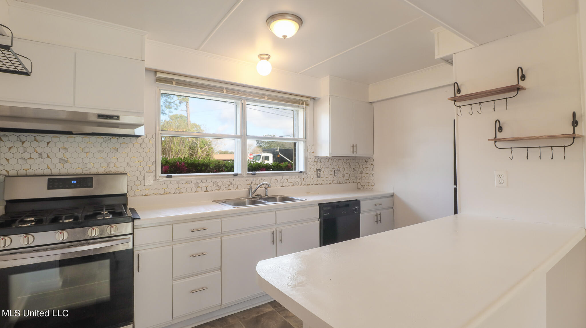 2233 Old Popp's Ferry Road Biloxi, MS 39532 - Photo 3 of 20 Kitchen
