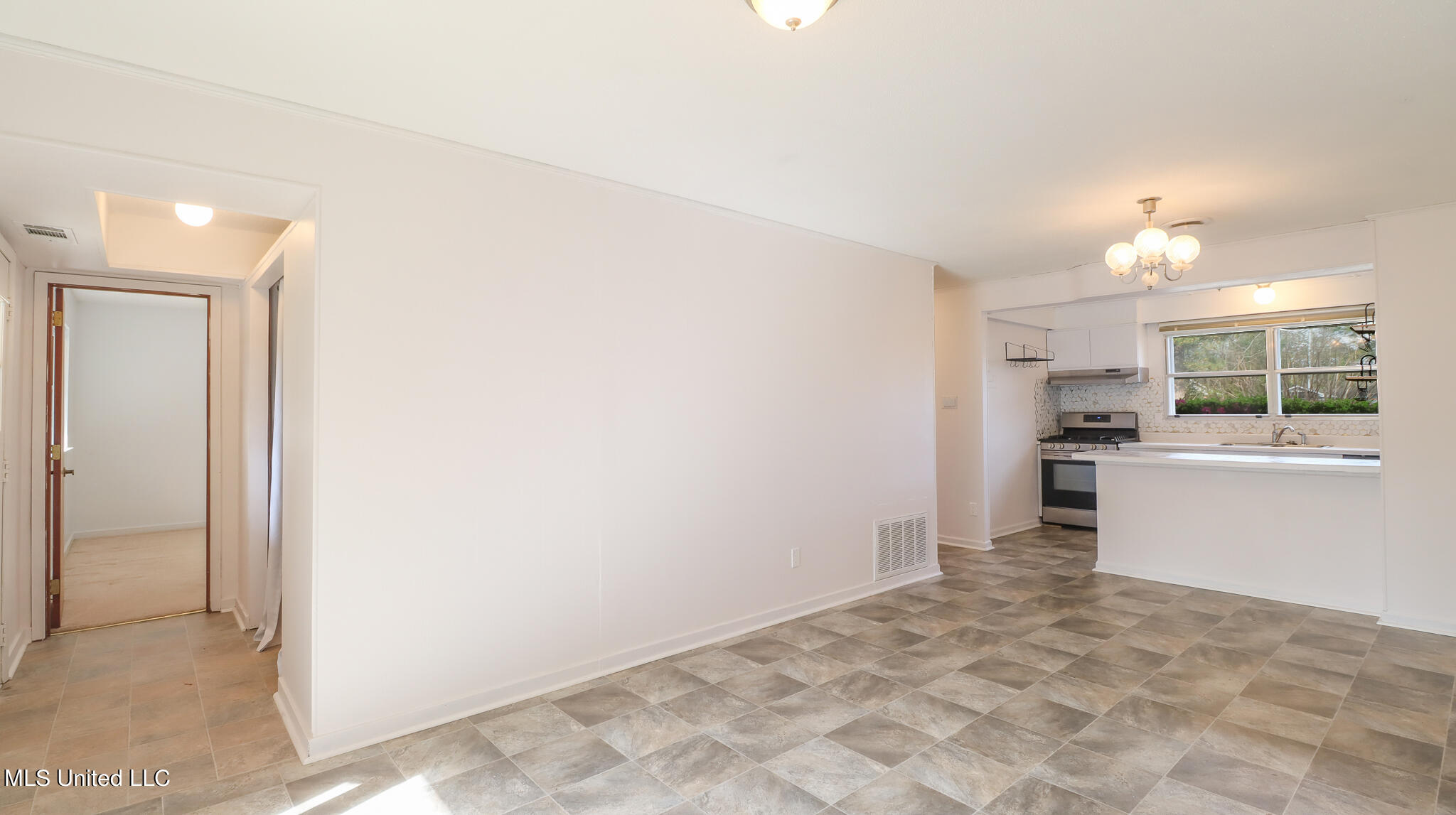 2233 Old Popp's Ferry Road Biloxi, MS 39532 - Photo 6 of 20 Dining