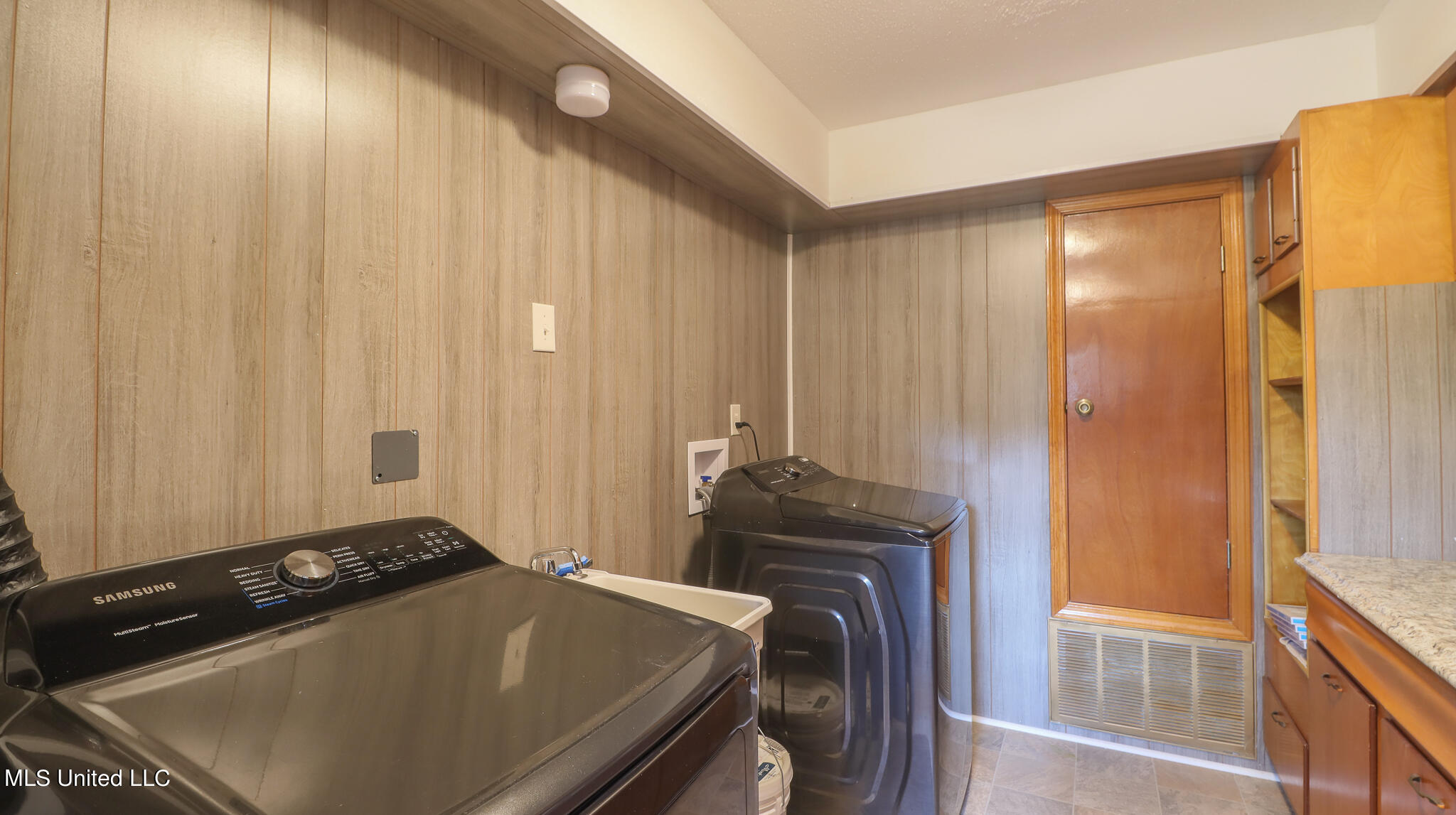 2233 Old Popp's Ferry Road Biloxi, MS 39532 - Photo 7 of 20 Laundry
