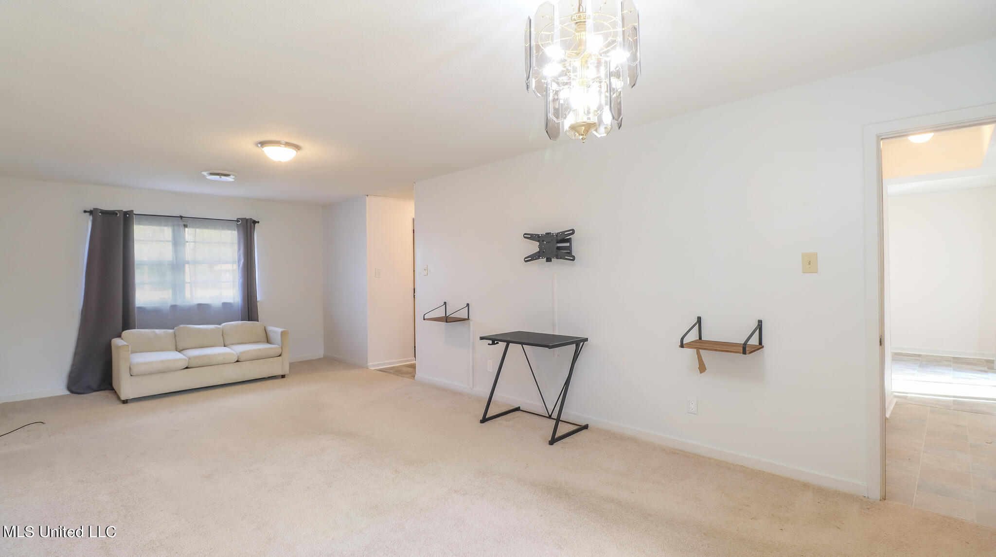 2233 Old Popp's Ferry Road Biloxi, MS 39532 - Photo 8 of 20 Living Room