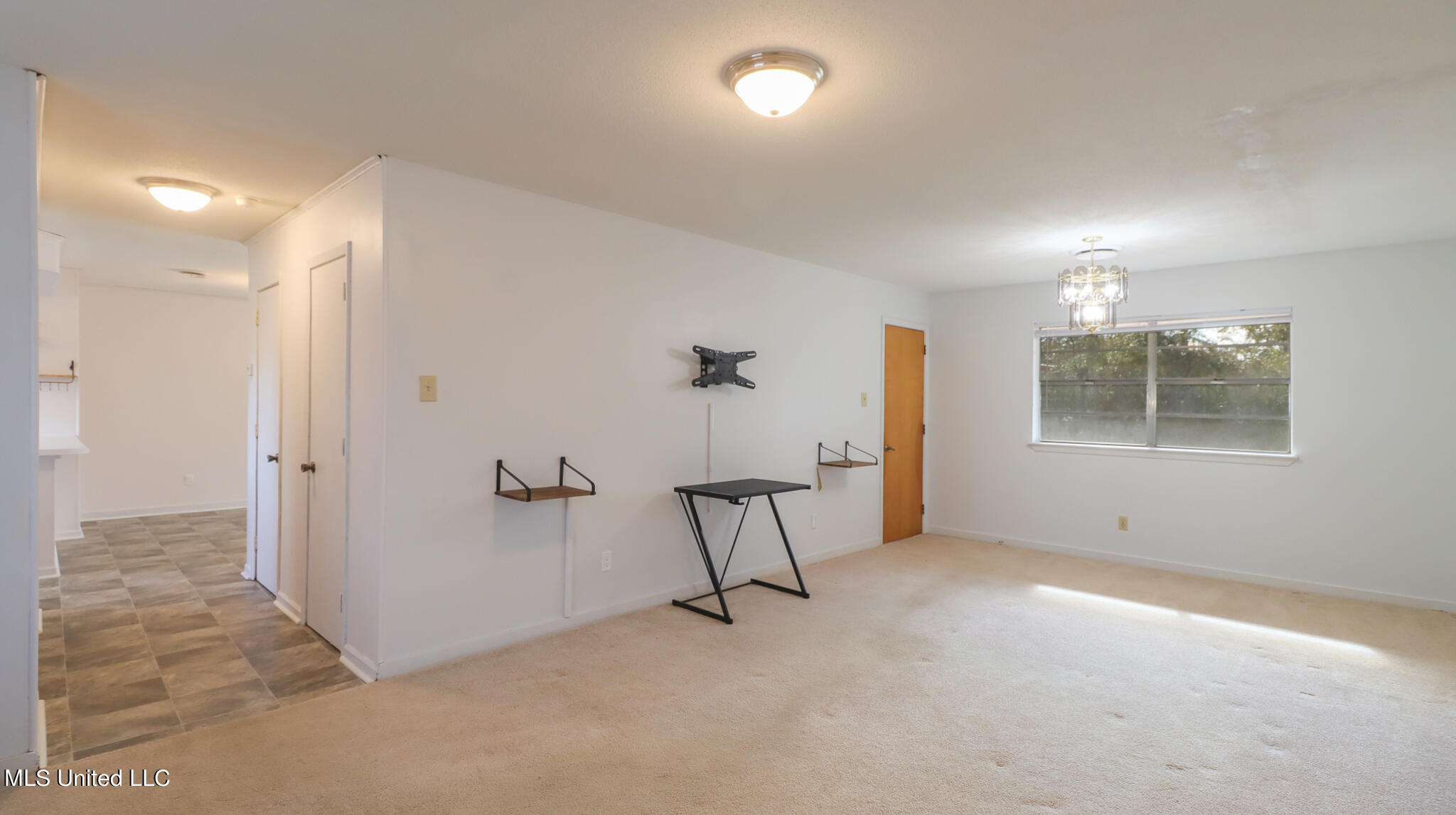 2233 Old Popp's Ferry Road Biloxi, MS 39532 - Photo 9 of 20 Living Room
