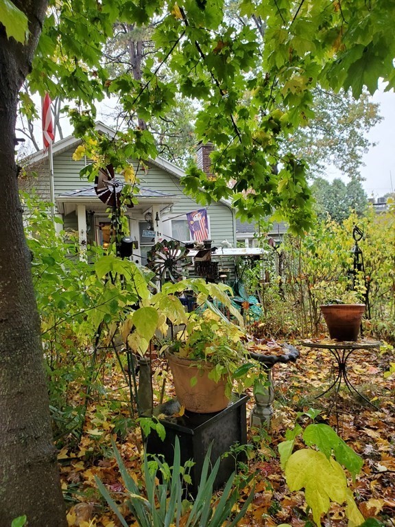 33 Plumtree Road Springfield, MA 01118 - Photo 2 of 5