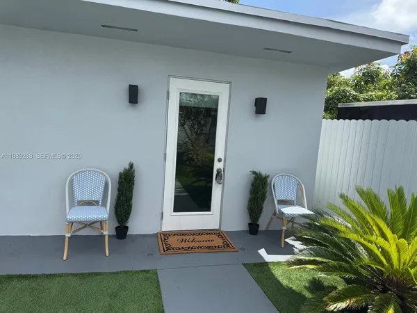 $1,700 | 2943 Southwest 36th Avenue, Unit STUDIO, Miami, FL 33133