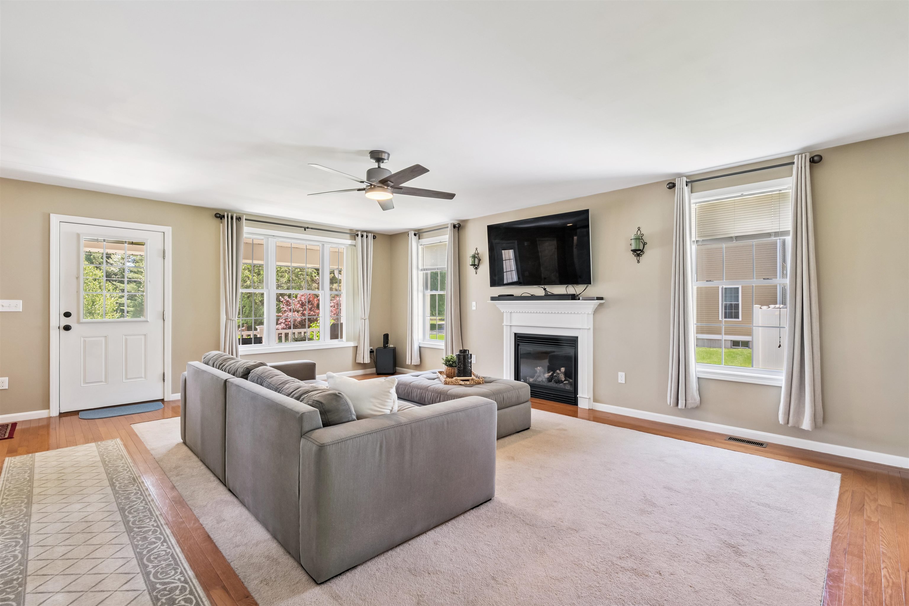 11 Emerson Drive Derry, NH 03038 - Photo 5 of 40