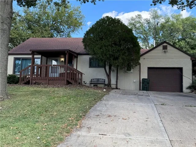 $199,900 | 1305 Lawrence Avenue, Leavenworth, KS 66048