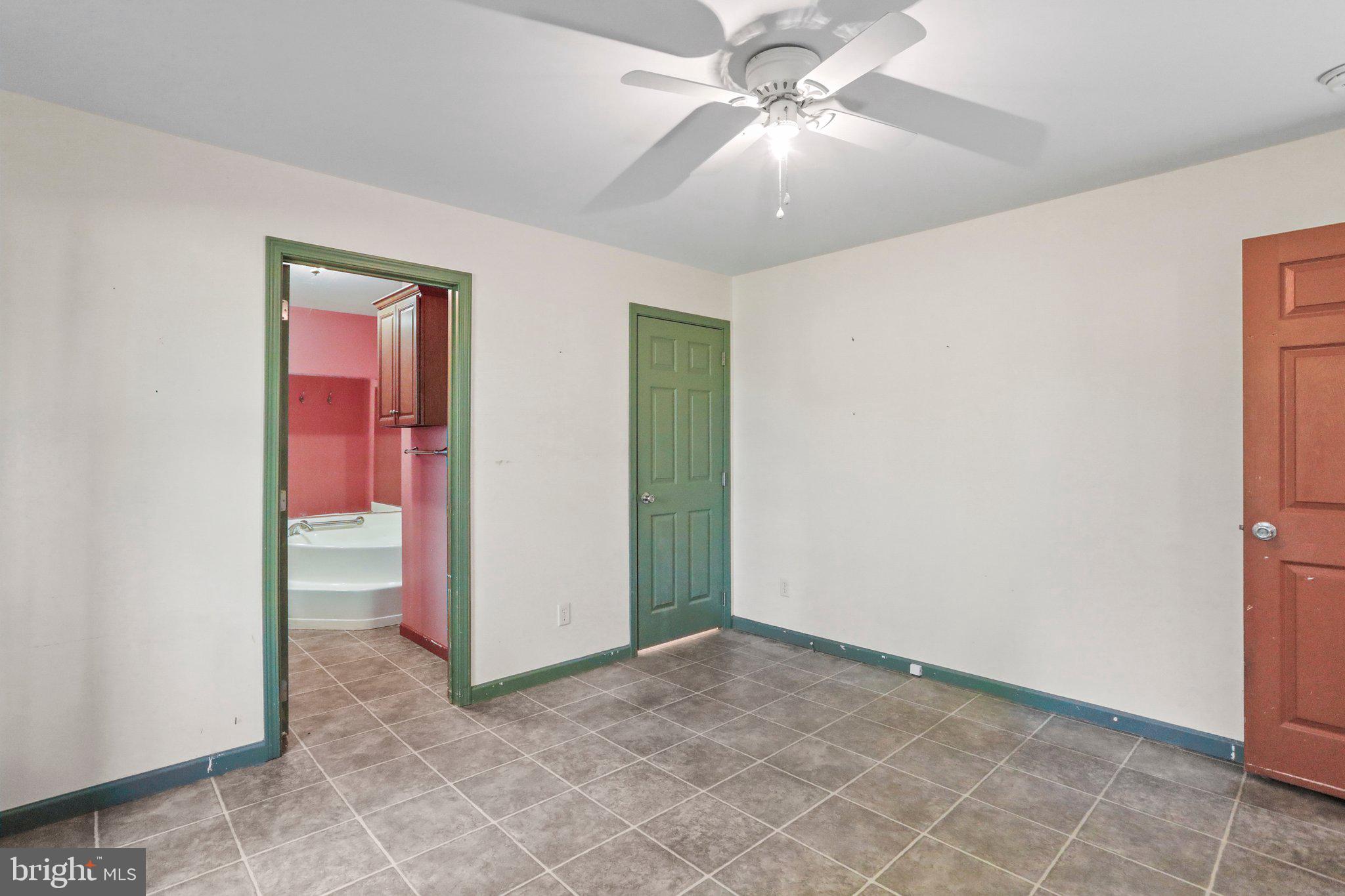 4995 Wright Road Fayetteville, PA 17222 - Photo 15 of 37 Primary Bedroom/bath with soaking tub