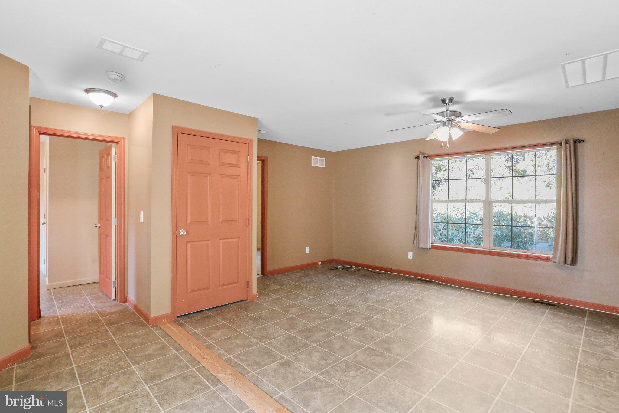 4995 Wright Road Fayetteville, PA 17222 - Photo 3 of 37 Living Room