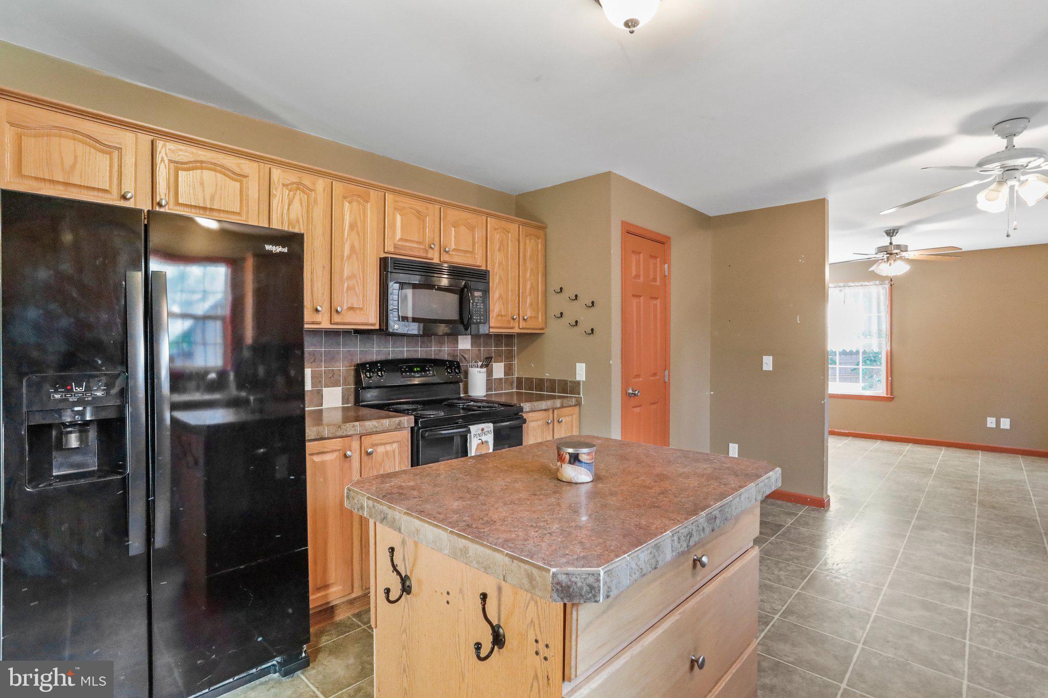 4995 Wright Road Fayetteville, PA 17222 - Photo 5 of 37 Kitchen with Island