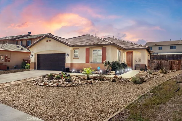 a view of a chair and table in the backyard
