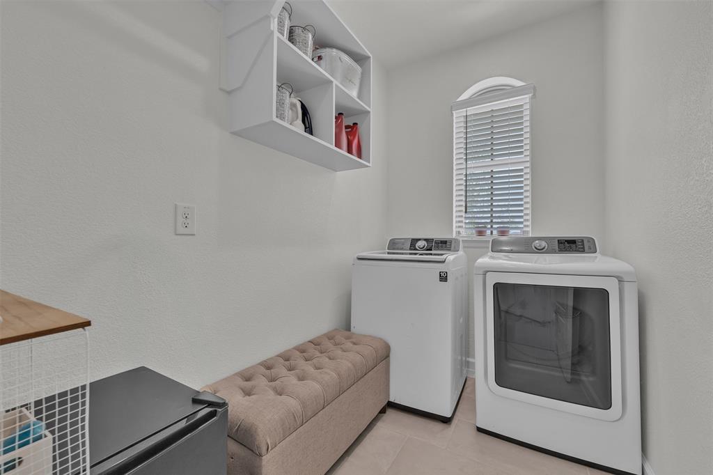 228 Palo Duro Bend Rhome, TX 76078 - Photo 22 of 35 a view of livingroom with washer and dryer