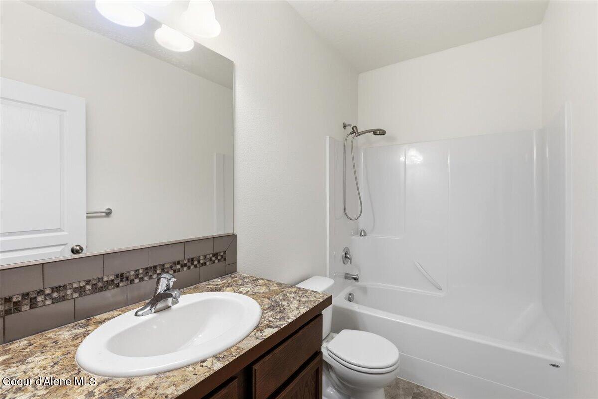 6025 West Trestle Street Rathdrum, ID 83858 - Photo 22 of 46 Hallway Bathroom