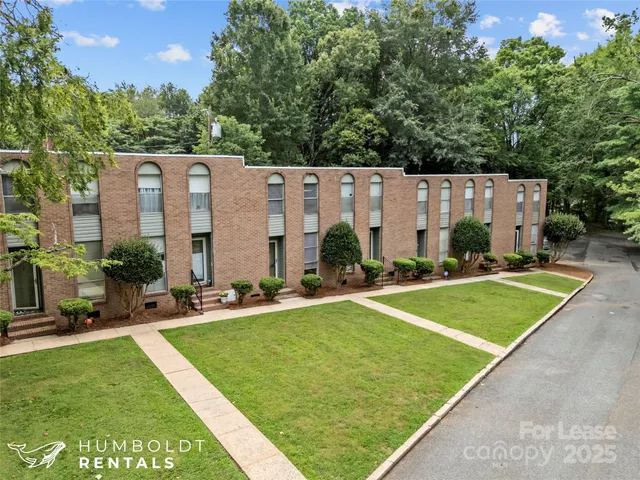 a view of a tennis court