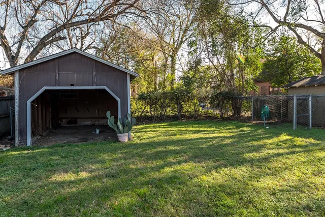 a view of a house with backyard
