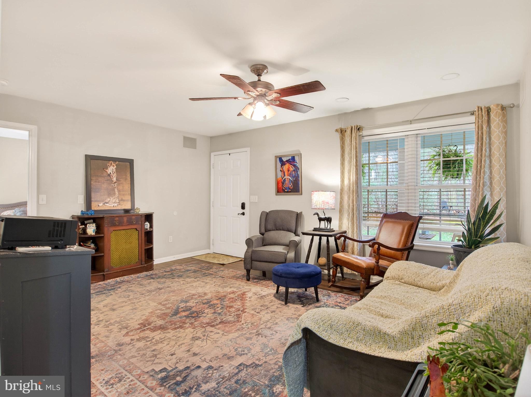 2586 West Hoover Road Haywood, VA 22722 - Photo 8 of 35 a living room with furniture