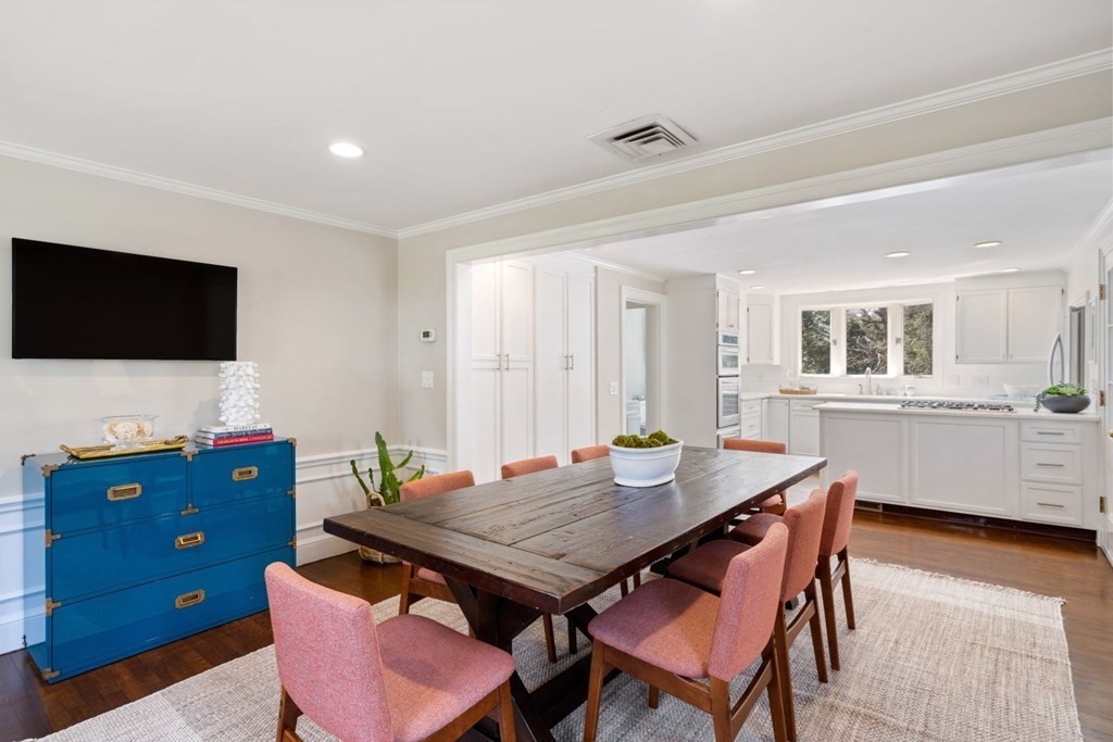 26 Arnold Road Wellesley, MA 02481 - Photo 11 of 35