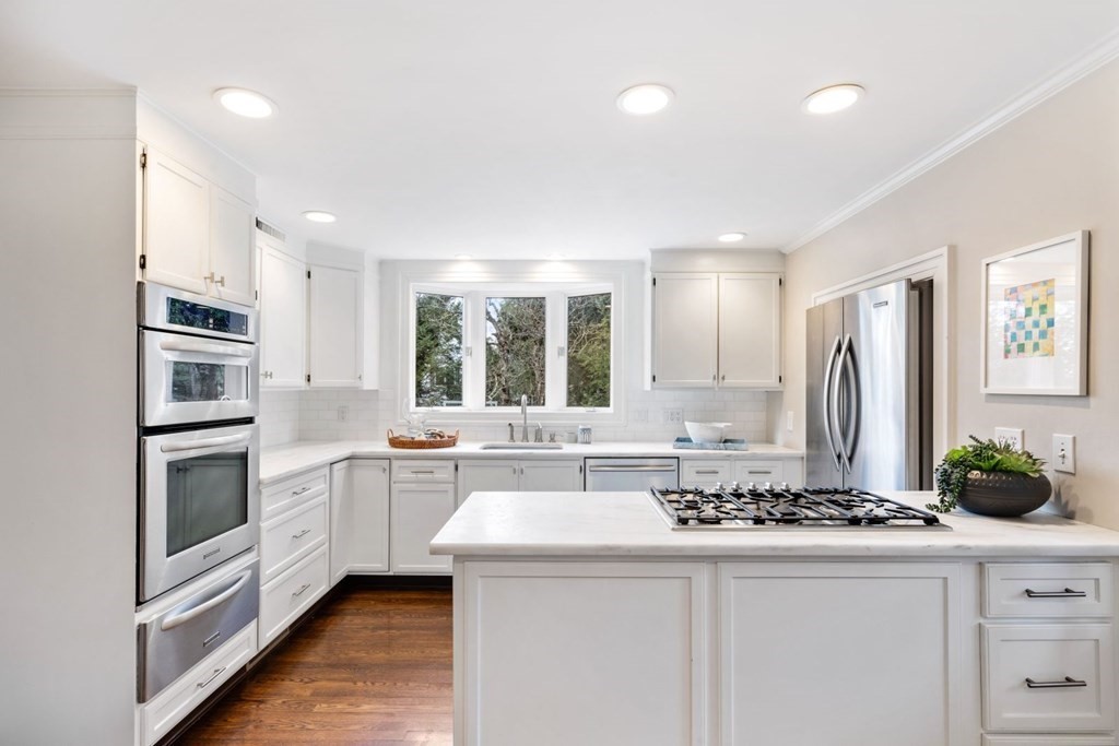 26 Arnold Road Wellesley, MA 02481 - Photo 12 of 35