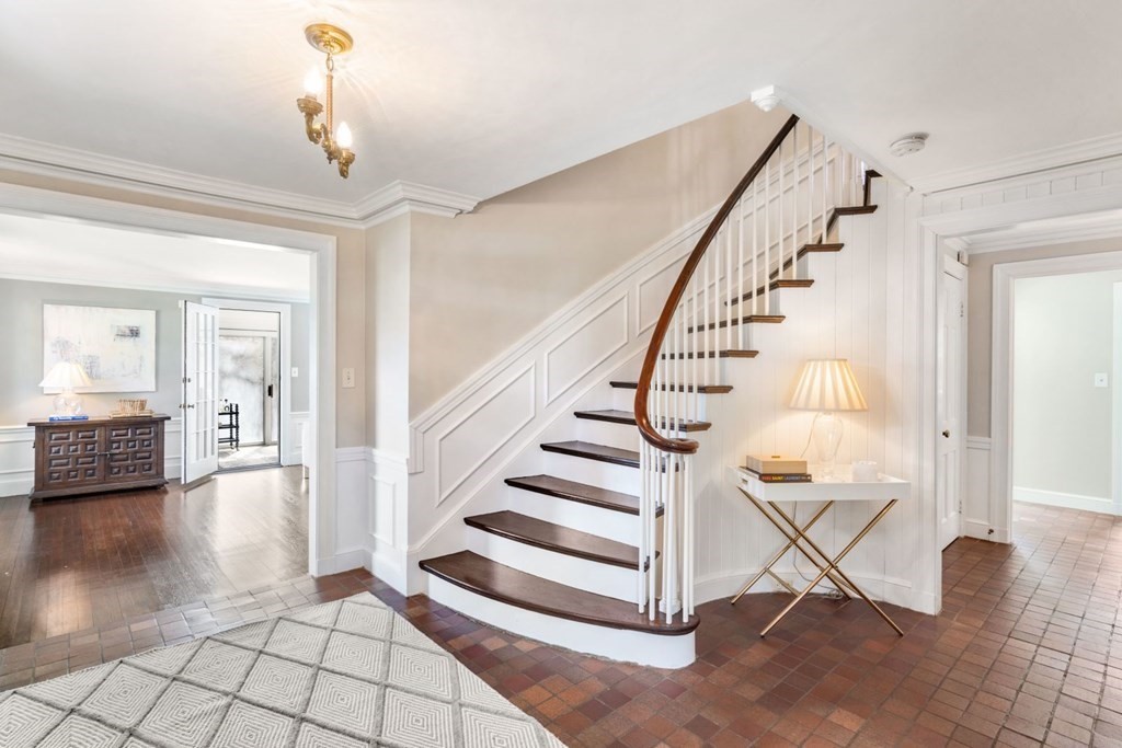 26 Arnold Road Wellesley, MA 02481 - Photo 4 of 35
