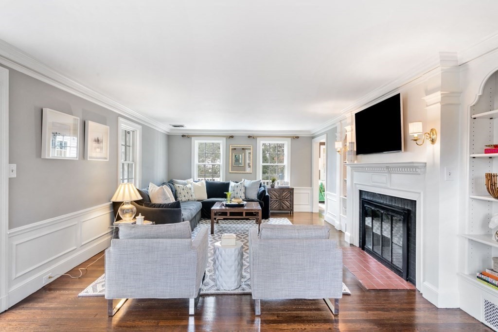 26 Arnold Road Wellesley, MA 02481 - Photo 7 of 35