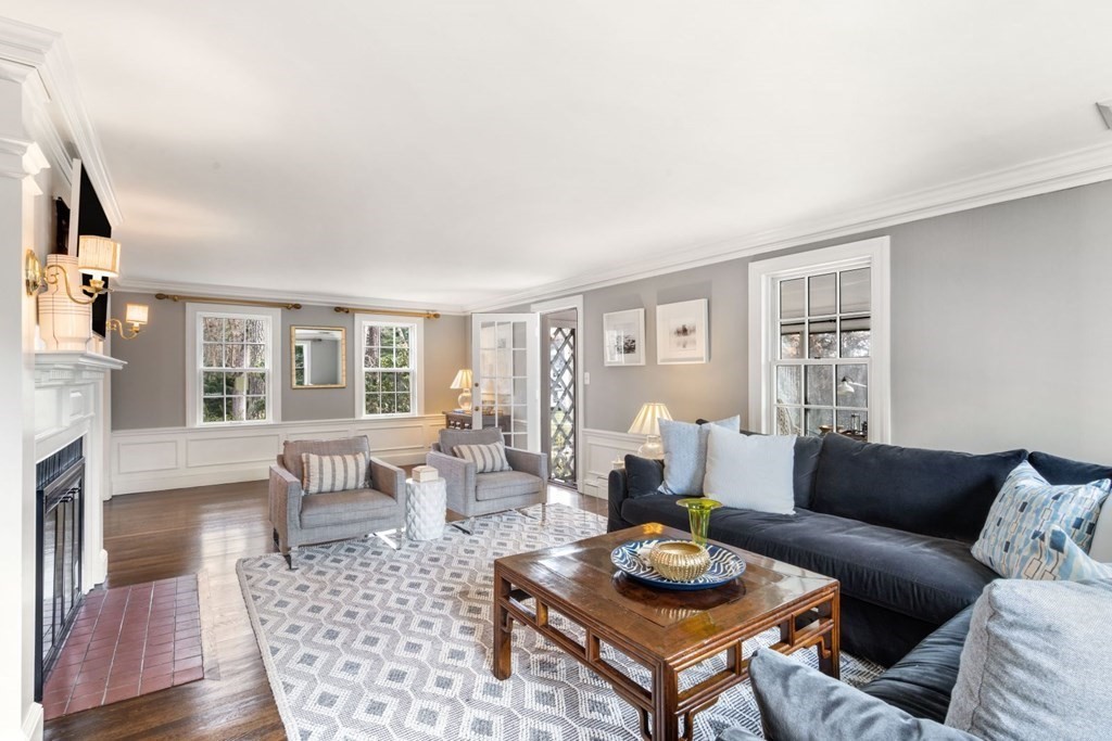 26 Arnold Road Wellesley, MA 02481 - Photo 8 of 35