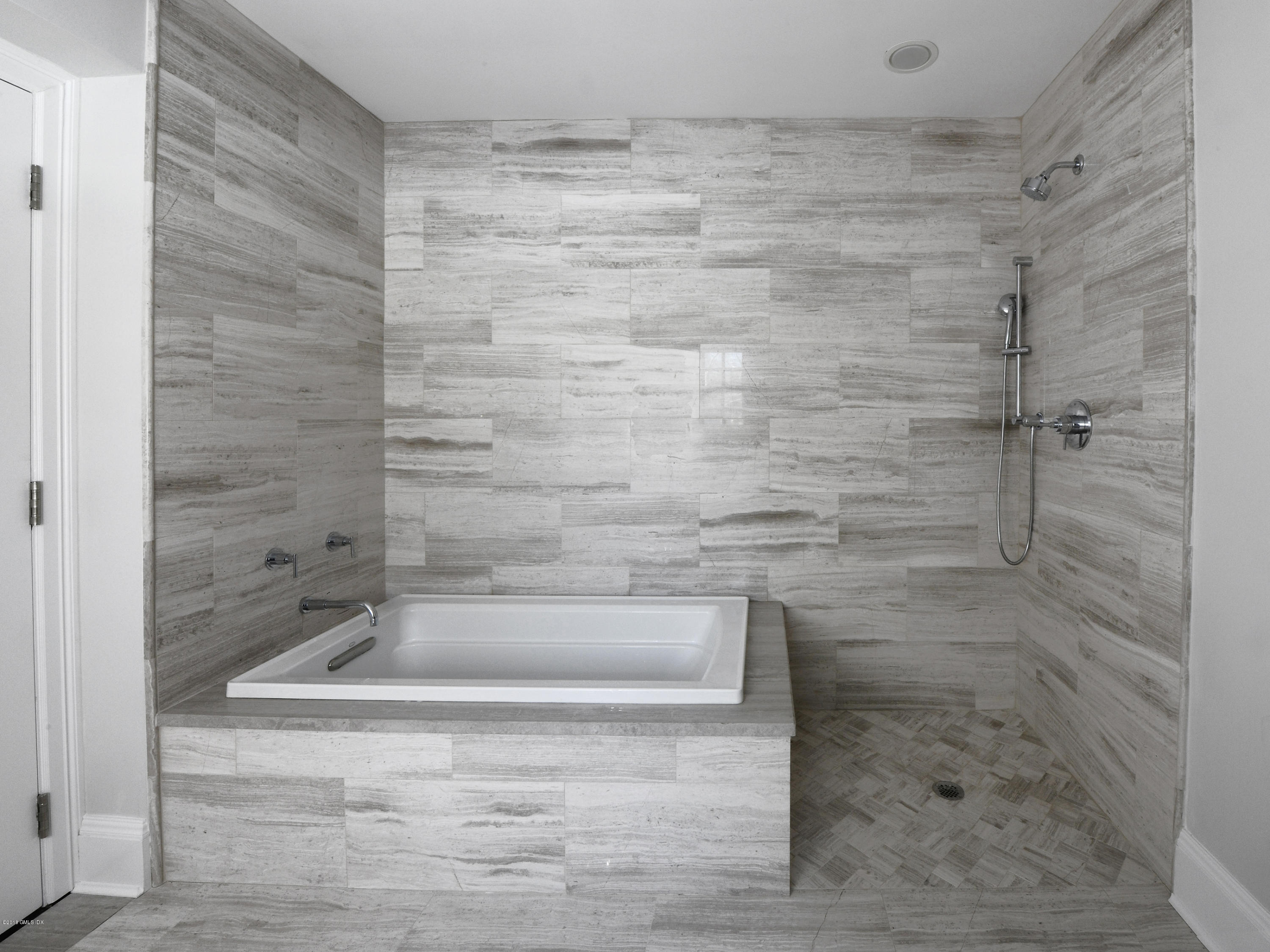 36 Perkins Road Greenwich, CT 06830 - Photo 22 of 26 a bathroom with a bathtub