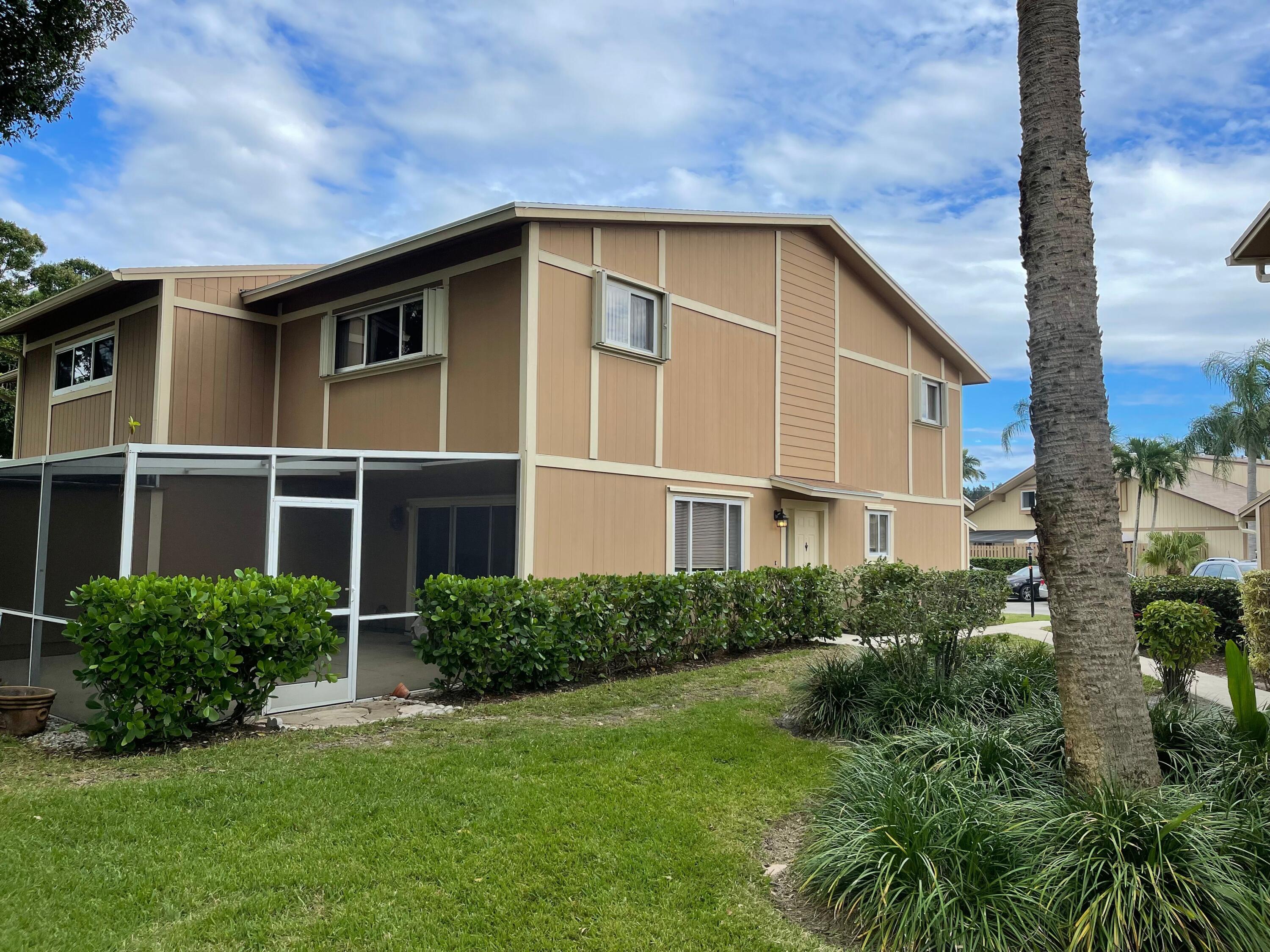 371 Maplecrest Circle Jupiter, FL 33458 - Photo 2 of 16 IMG_4526