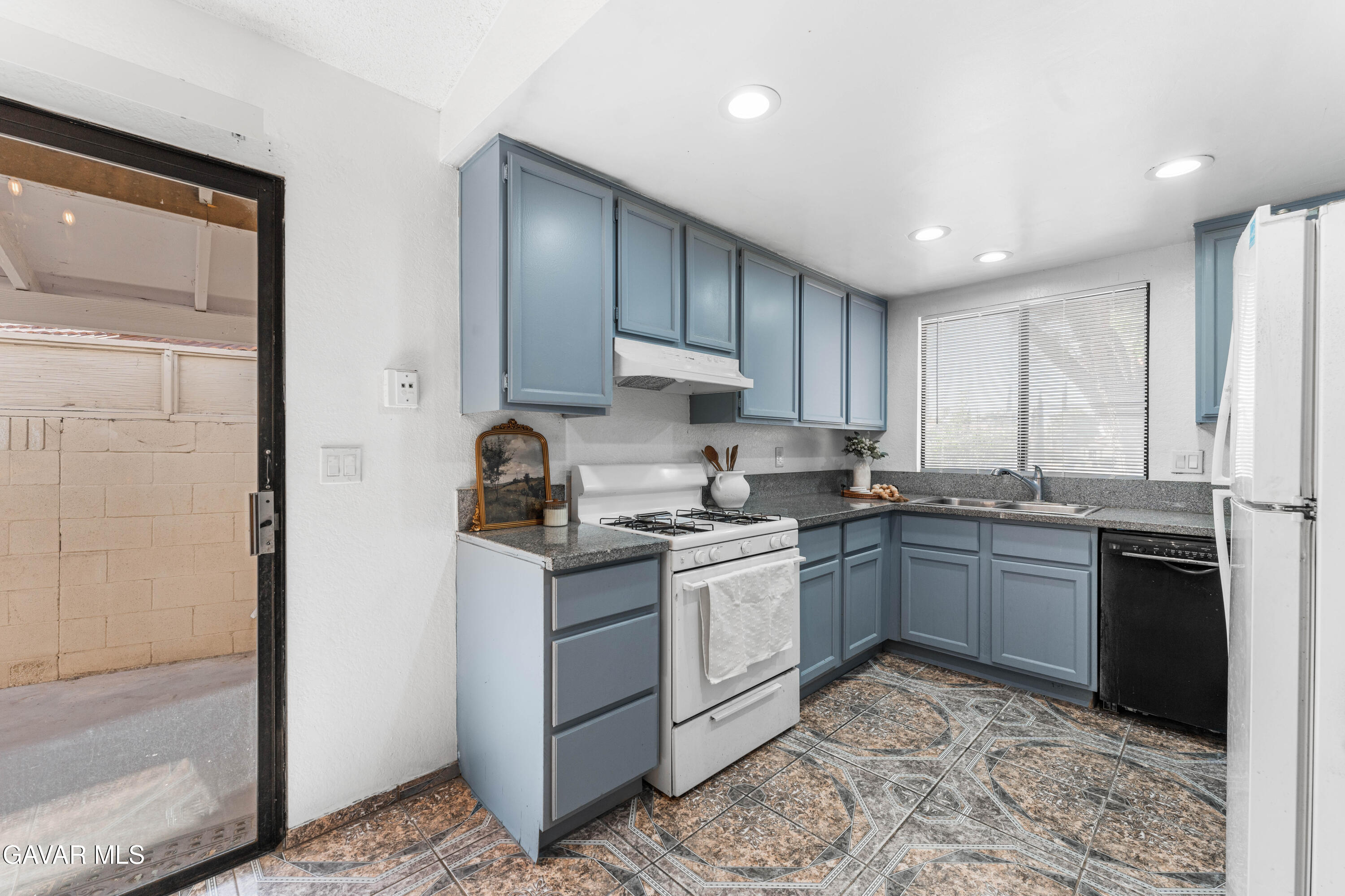 3542 East Ave R 10 Palmdale, CA 93550 - Photo 15 of 35 E Ave R10-16