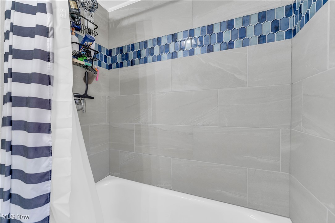 3729 Grosvenor Road Cleveland, OH 44118 - Photo 33 of 39 Bathroom featuring shower / tub combo with curtain