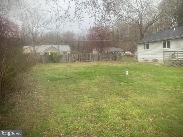 a view of a fountain in front of house